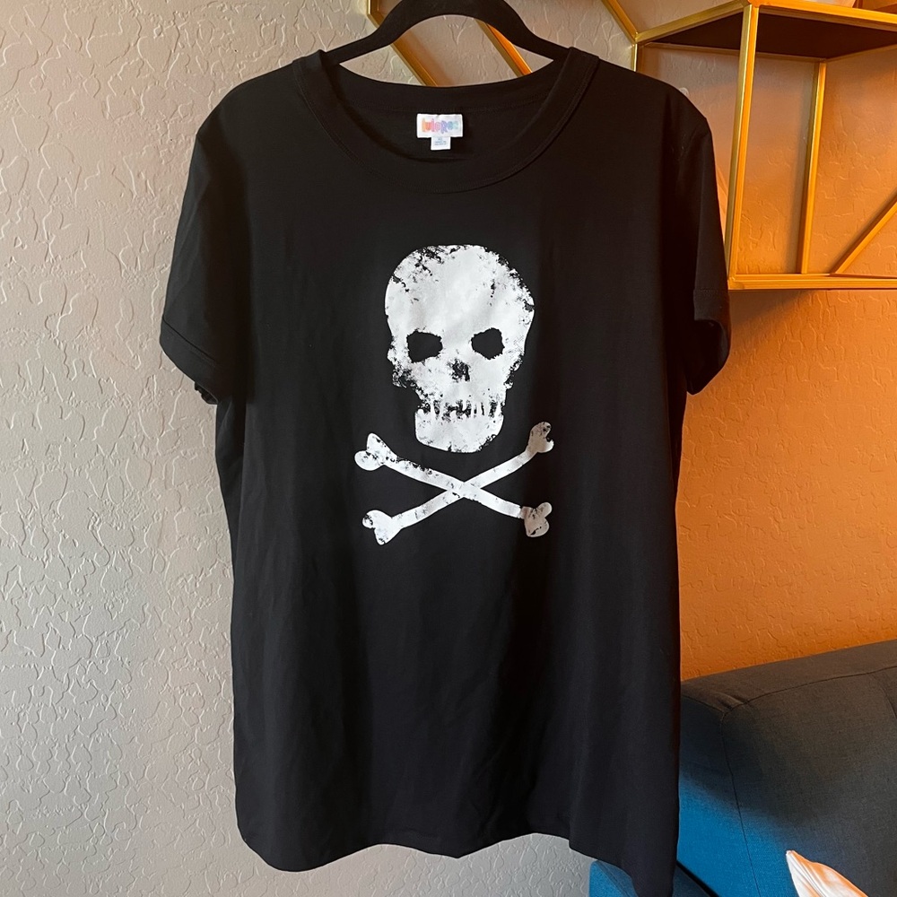 Lularoe Pirate Halloween Skull Crossbones Black Tee Shirt womens size XL